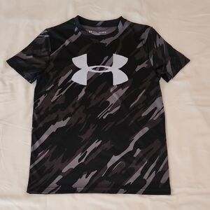 Under Armour Gray and Black Camouflage Tee. Size YM. HeatGear